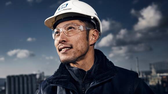 Model mit Bauarbeiterhelm
